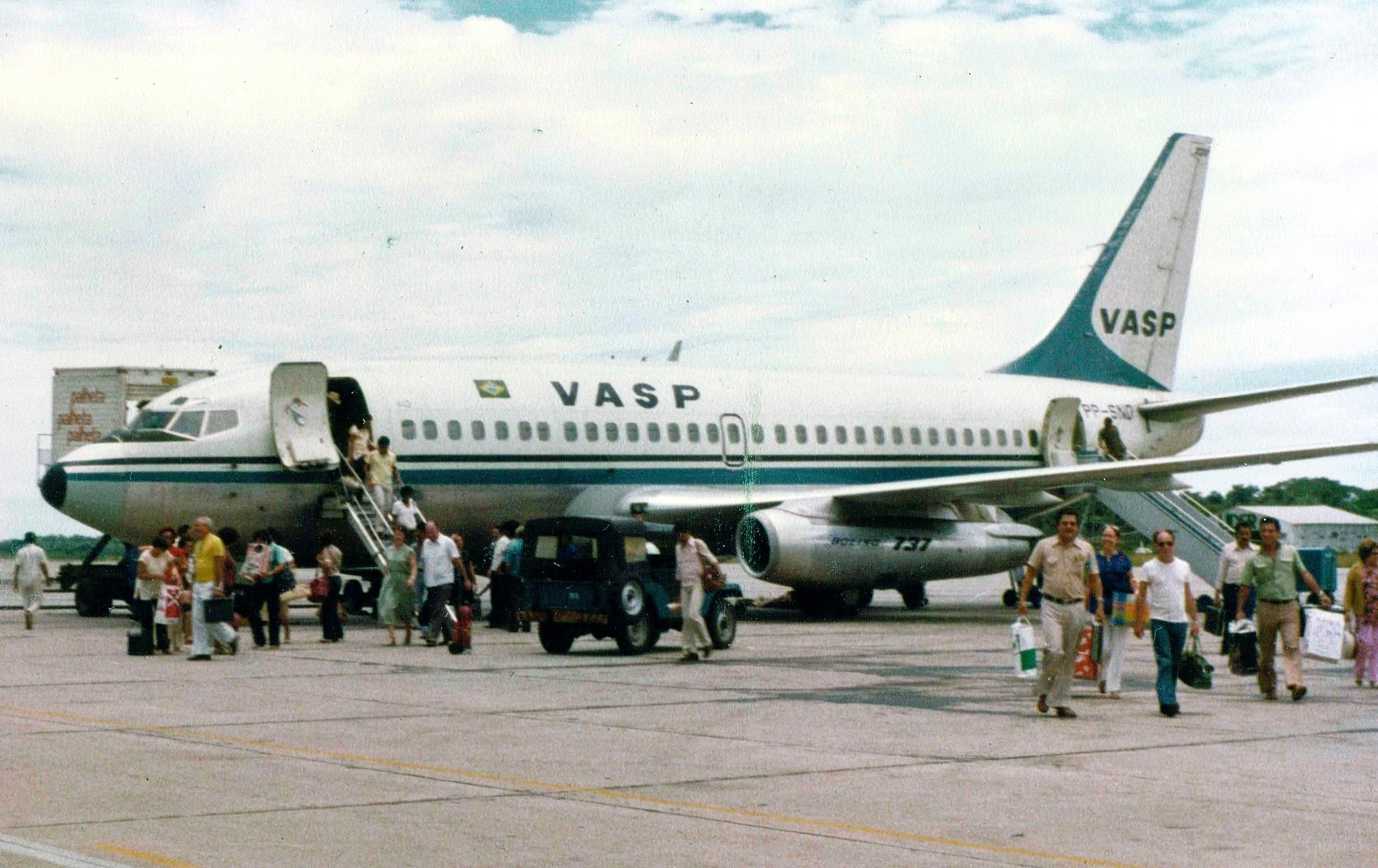 Avião da VASP no pátio do aeroporto com passageiros desembarcando durante o fretamento Atlético x Flamengo em 1980